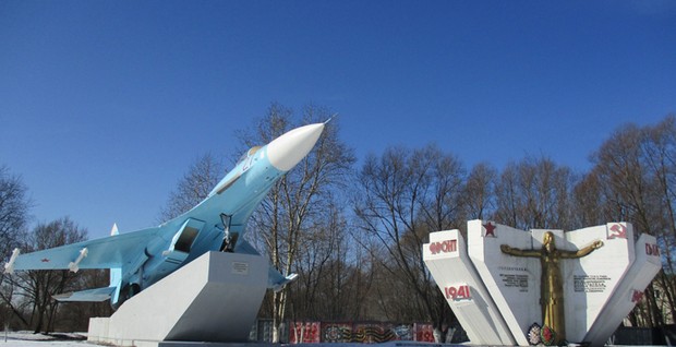SU-27 at the entrance to Bogorodsk with the Monument to the Great Patriotic War